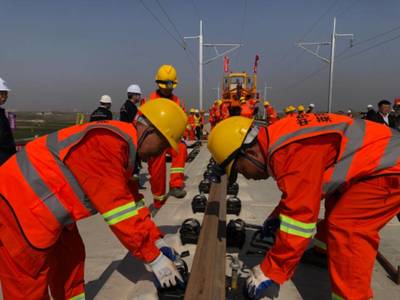 莱荣铁路开始铺轨,10月底具备开通条件